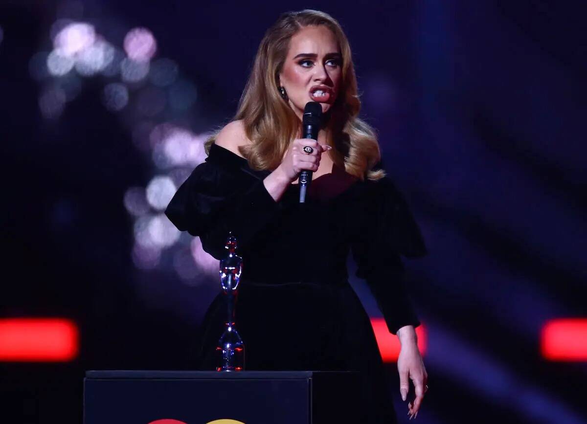 Adele en el escenario para aceptar su premio a Artista del Año en los Brit Awards 2022 en Lond ...