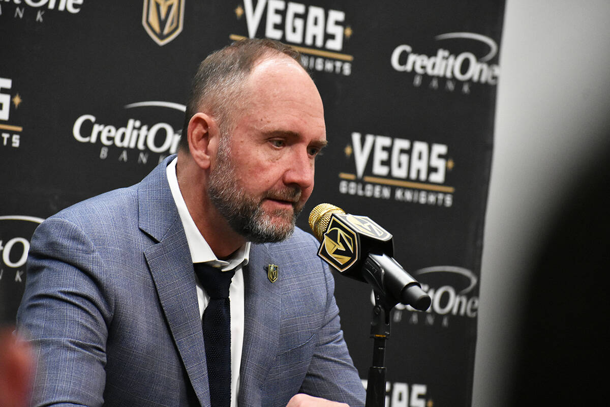 El entrenador de Vegas Golden Knights, Peter DeBoer, atiende a los medios de comunicación al t ...