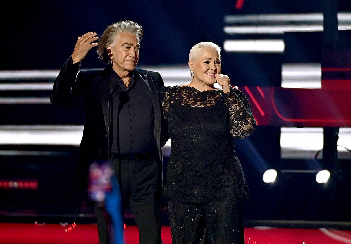 José Luis Rodríguez entrega a Lupita D'Alessio el "Premio Leyenda" en el escenario durante lo ...