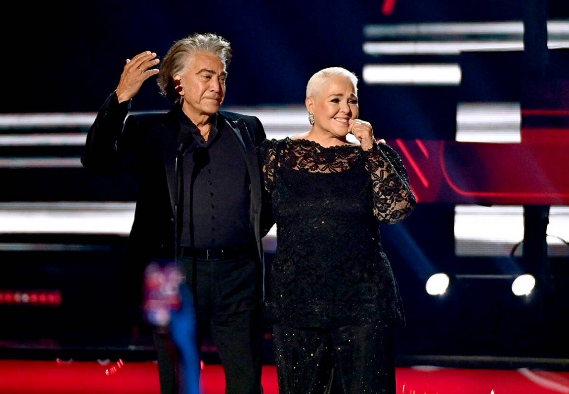 José Luis Rodríguez entrega a Lupita D'Alessio el "Premio Leyenda" en el escenario durante lo ...