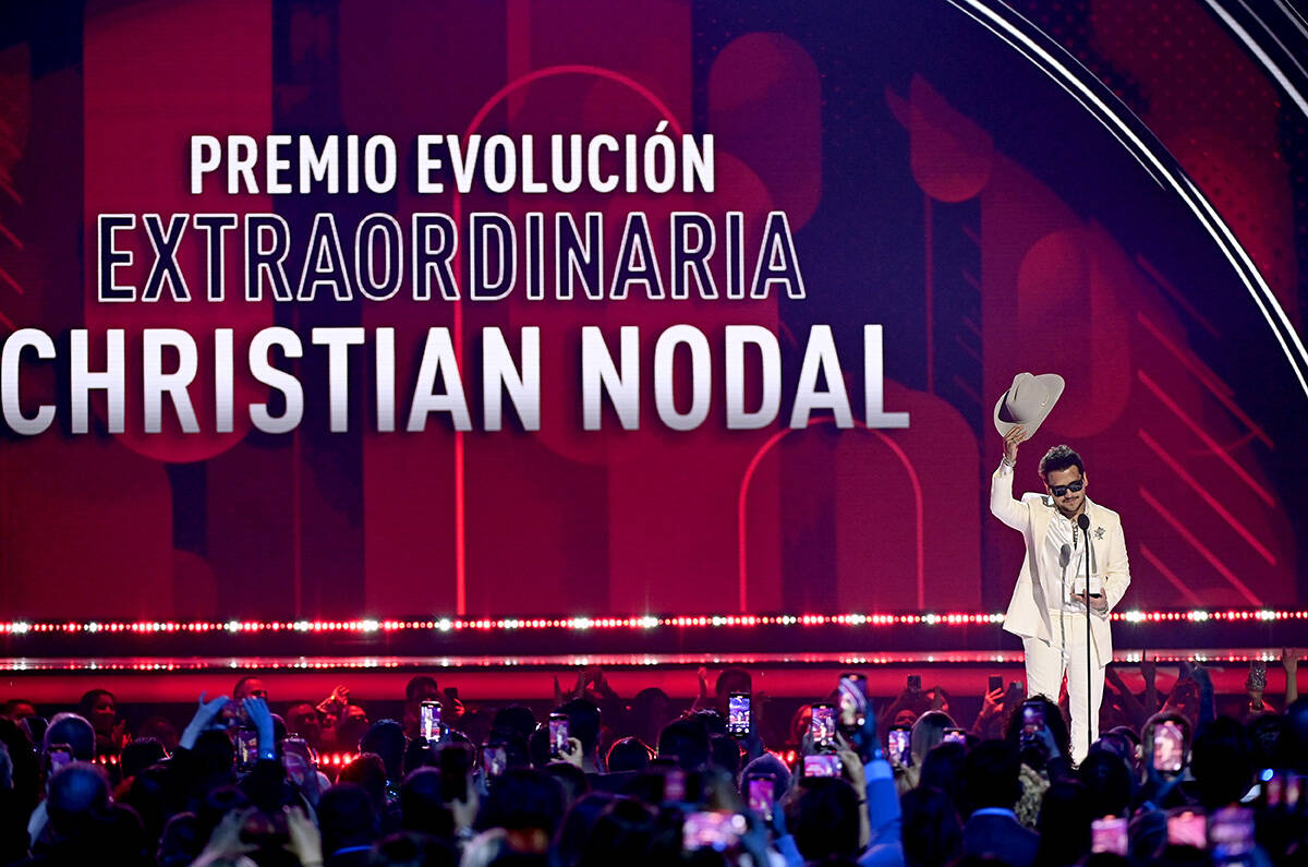 Christian Nodal acepta el "Premio Evolución Extraordinaria" en el escenario durante los Latin ...