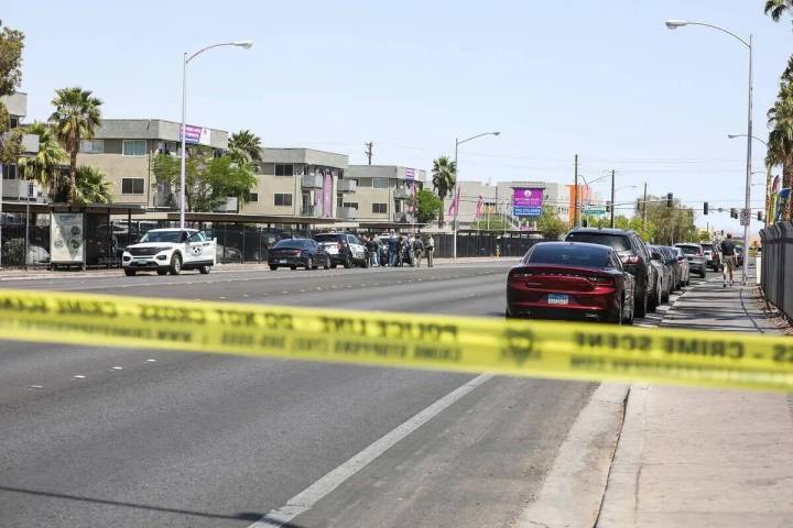 La policía en el lugar de un tiroteo mortal en el centro de Las Vegas, el domingo 24 de abril ...