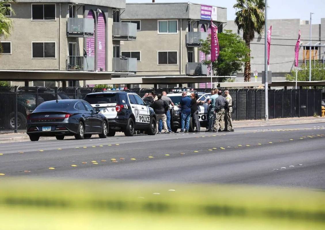 La policía en el lugar de un tiroteo mortal en el centro de Las Vegas, el domingo 24 de abril ...