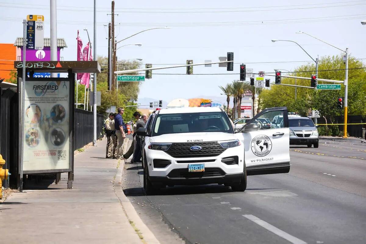 La policía en el lugar de un tiroteo mortal en el centro de Las Vegas, el domingo 24 de abril ...