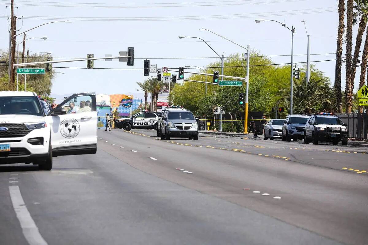 La policía en el lugar de un tiroteo mortal en el centro de Las Vegas, el domingo 24 de abril ...