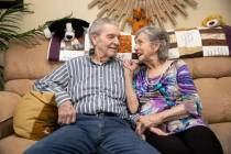 Jimmie Joe Monroe, de 88 años, a la izquierda, y su esposa Florrine Enns, de 85, posan para un ...