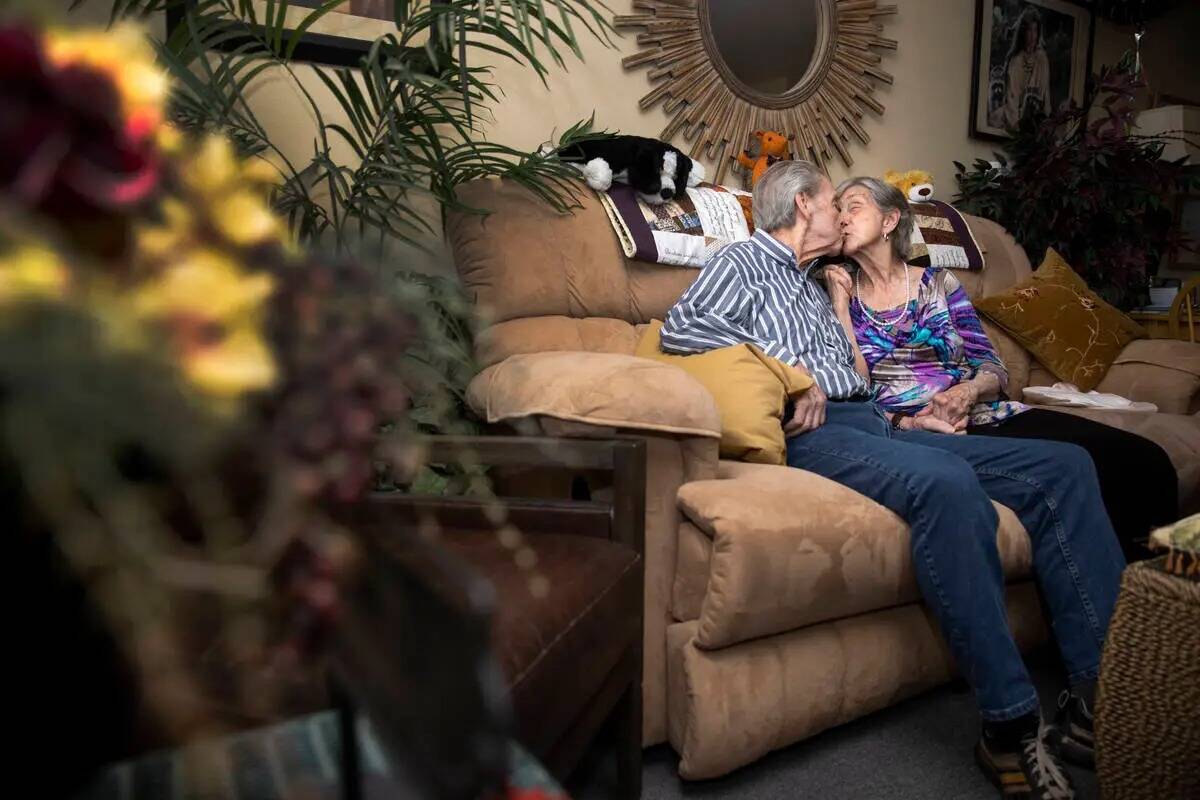 Jimmie Joe Monroe, de 88 años, a la izquierda, y su esposa Florrine Enns, de 85, se besan para ...