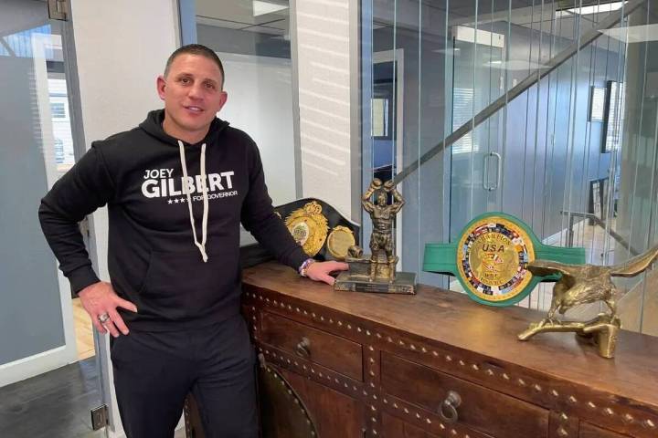 Joey Gilbert, abogado de Reno y candidato republicano a gobernador, junto a sus trofeos de boxe ...