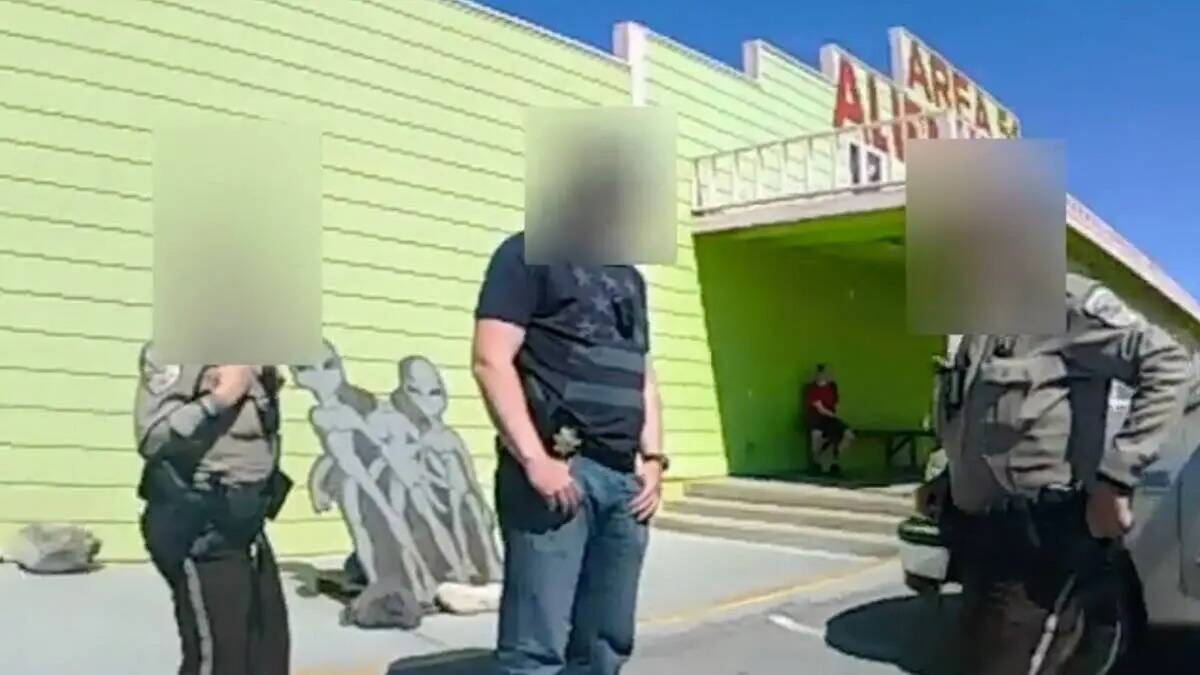 Los ayudantes del Condado Nye interrogan a Tyler Kennedy en un video de la cámara corporal men ...
