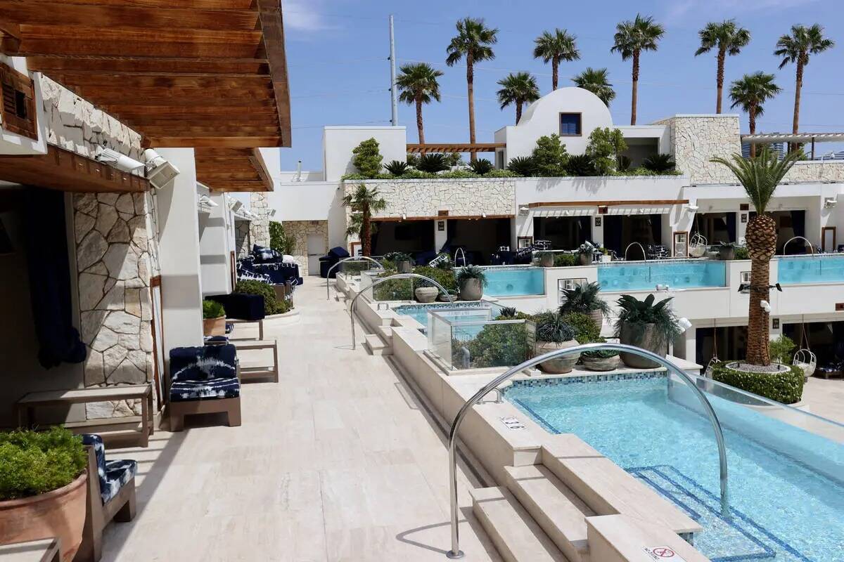 Cabanas del segundo piso con piscinas privadas en la piscina del Palms en Las Vegas, el lunes 2 ...