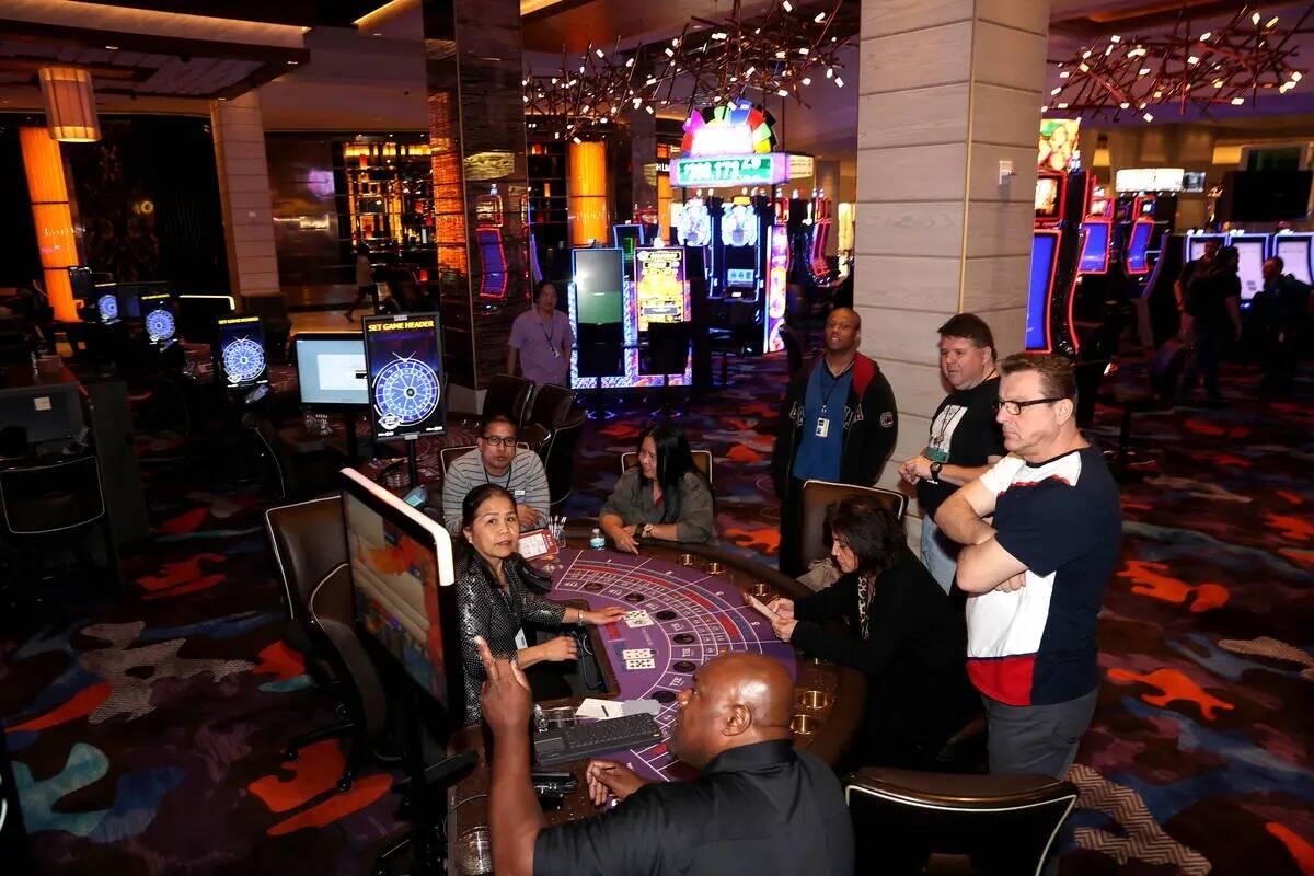 Croupiers de juegos de mesa practican en el Palms de Las Vegas el lunes 25 de abril de 2022. Es ...