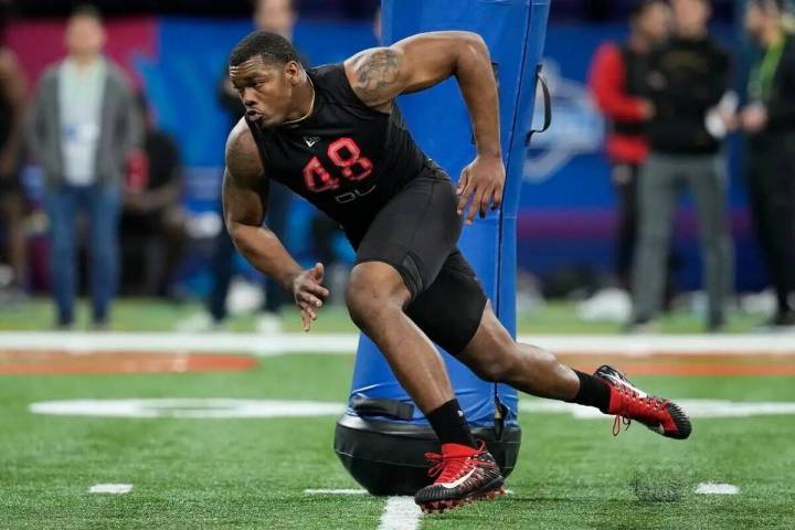 El defensive lineman de Georgia, Travon Walker, realiza un ejercicio durante la NFL football sc ...