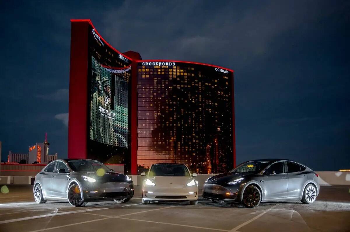 Teslas estacionados fuera de Resorts World Las Vegas. EVolve Car Rentals se asoció con el comp ...