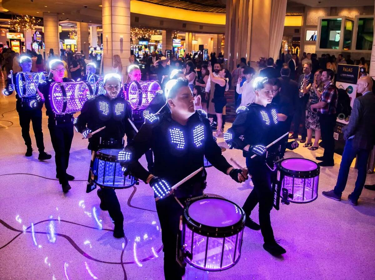 La línea de tambores Drumbots de los Vegas Golden Knights se presenta durante la fiesta previa ...
