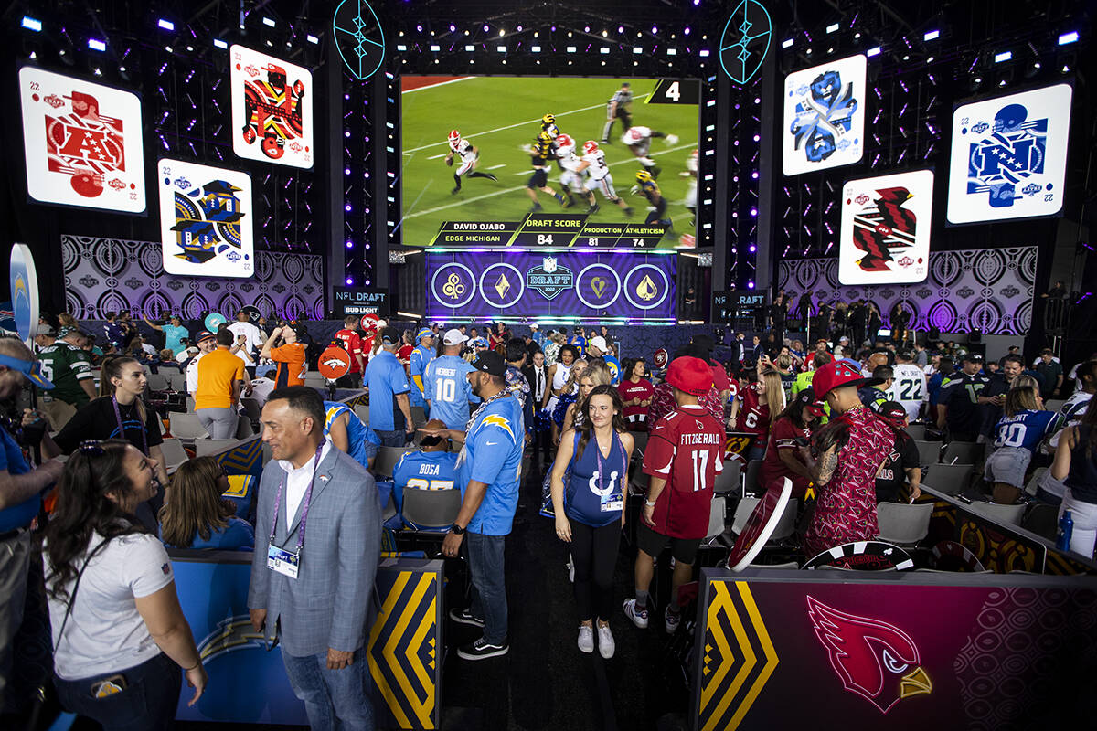La gente espera el inicio del Draft de la NFL en Las Vegas, el jueves 28 de abril de 2022. [Fot ...