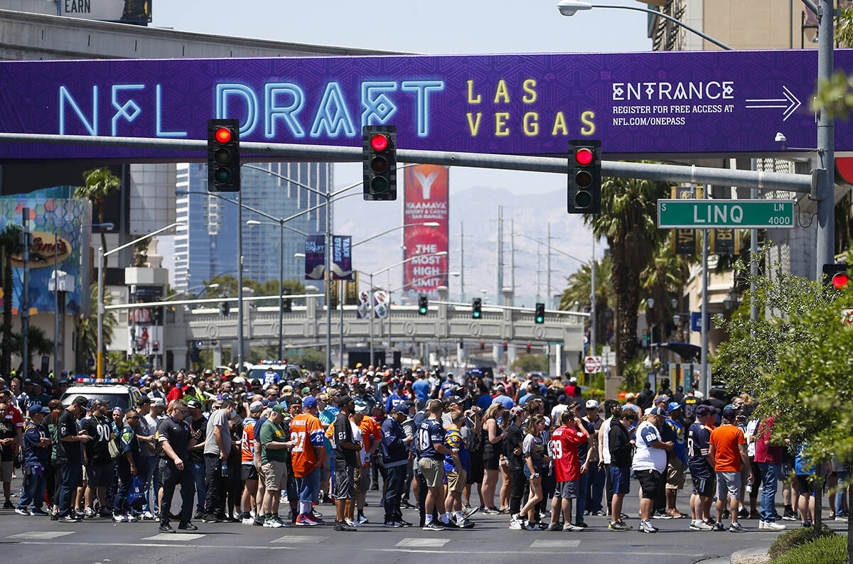 Los aficionados llegan para el primer día del Draft de la NFL, el jueves 28 de abril de 2022 e ...