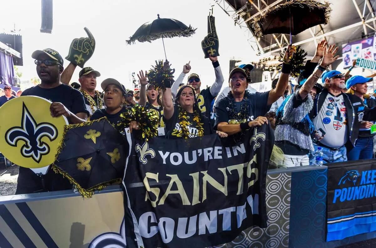 Aficionados de los New Orleans Saints vitorean antes del inicio del Draft 2022 de la NFL desde ...