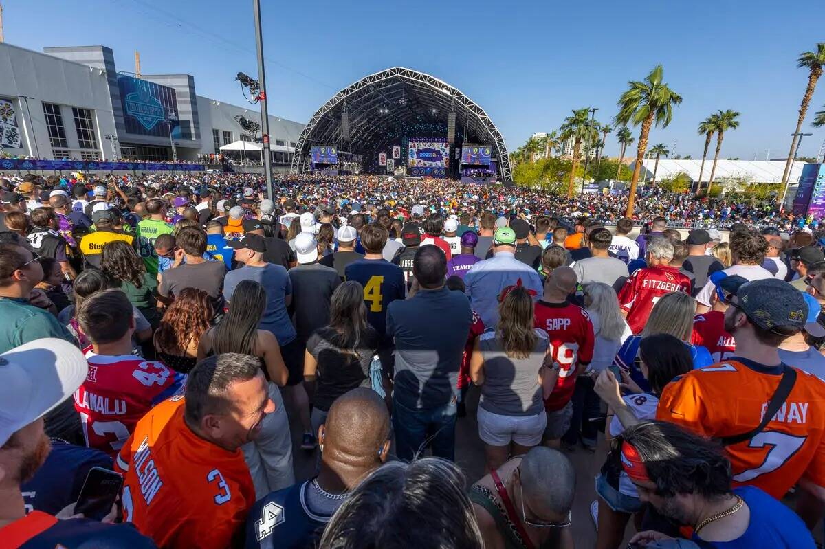 Una multitud se reúne para ver el inicio del Draft 2022 de la NFL desde el Draft Theater dentr ...