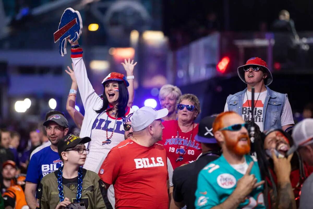 Aficionados vitorean durante la primera ronda del evento del Draft de la NFL en Las Vegas, el j ...