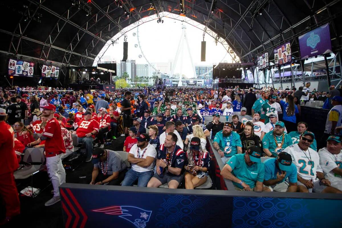 Aficionados asisten al evento de la primera ronda del Draft de la NFL en Las Vegas, el jueves 2 ...