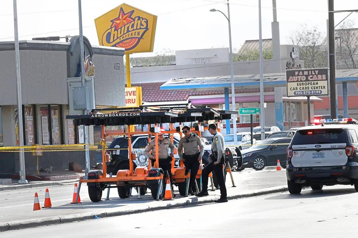 La policía de Las Vegas investiga un tiroteo cerca de la intersección de los bulevares Decatu ...