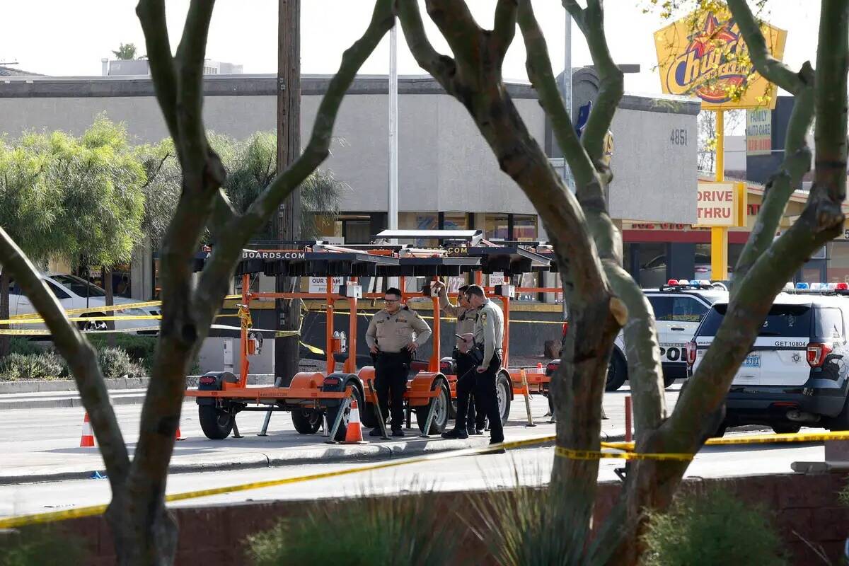 La policía de Las Vegas investiga un tiroteo cerca de la intersección de los bulevares Decatu ...