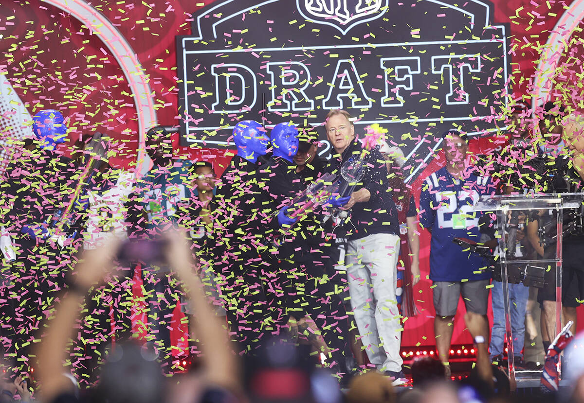 El comisionado de la NFL, Roger Goodell, lanza confeti a la multitud con miembros del Blue Man ...