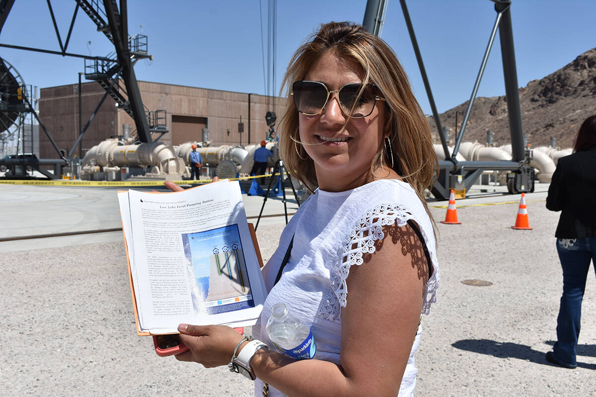 Diana Díaz, representante de SNWA, muestra información referente a la nueva estación de bomb ...