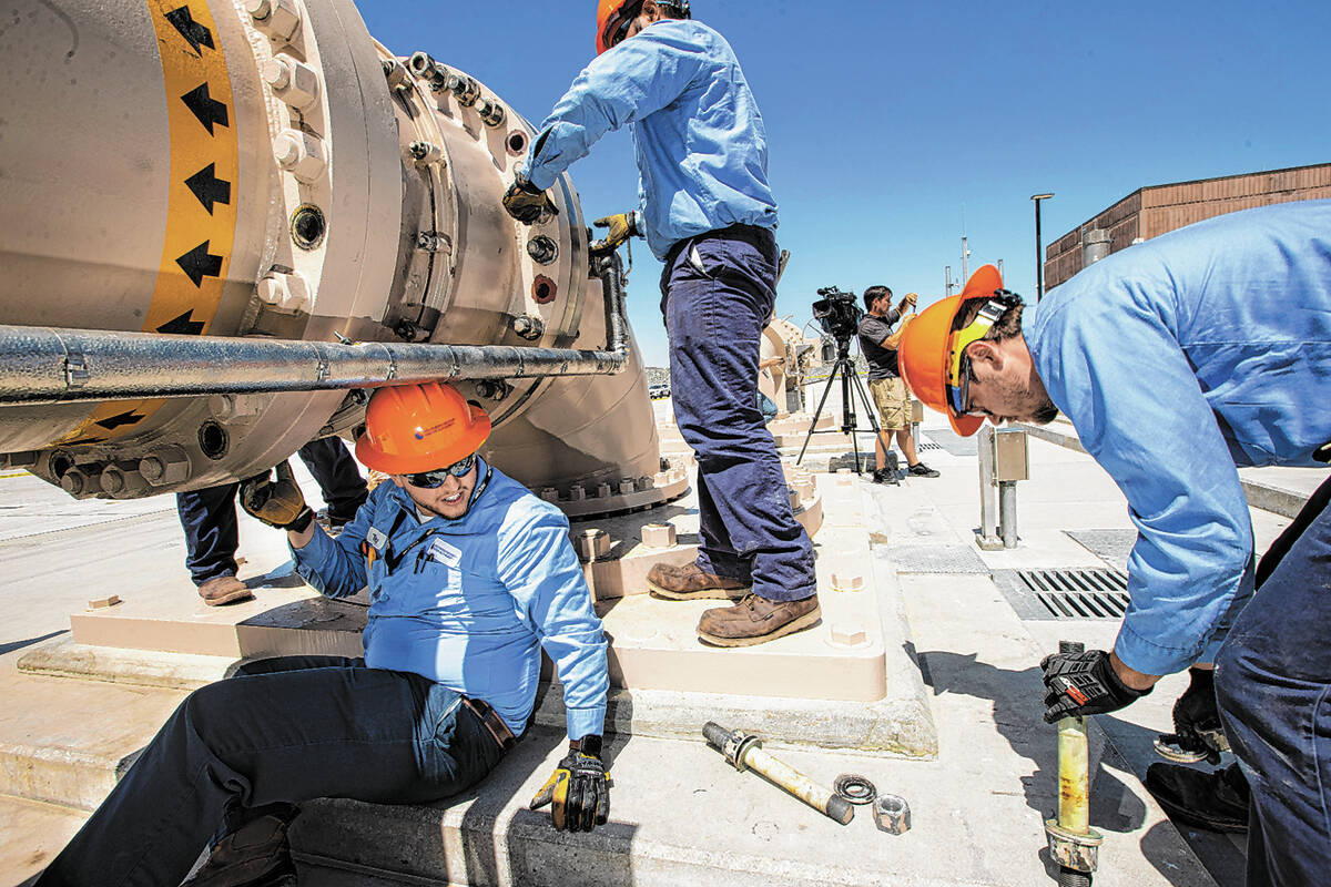 Los mecánicos de mantenimiento de la Autoridad del Agua del Sur de Nevada, desde la izquierda, ...
