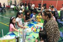 Ana Oliva, promotora de Chispa Nevada, en el taller de reciclaje enseña a los niños cómo reu ...