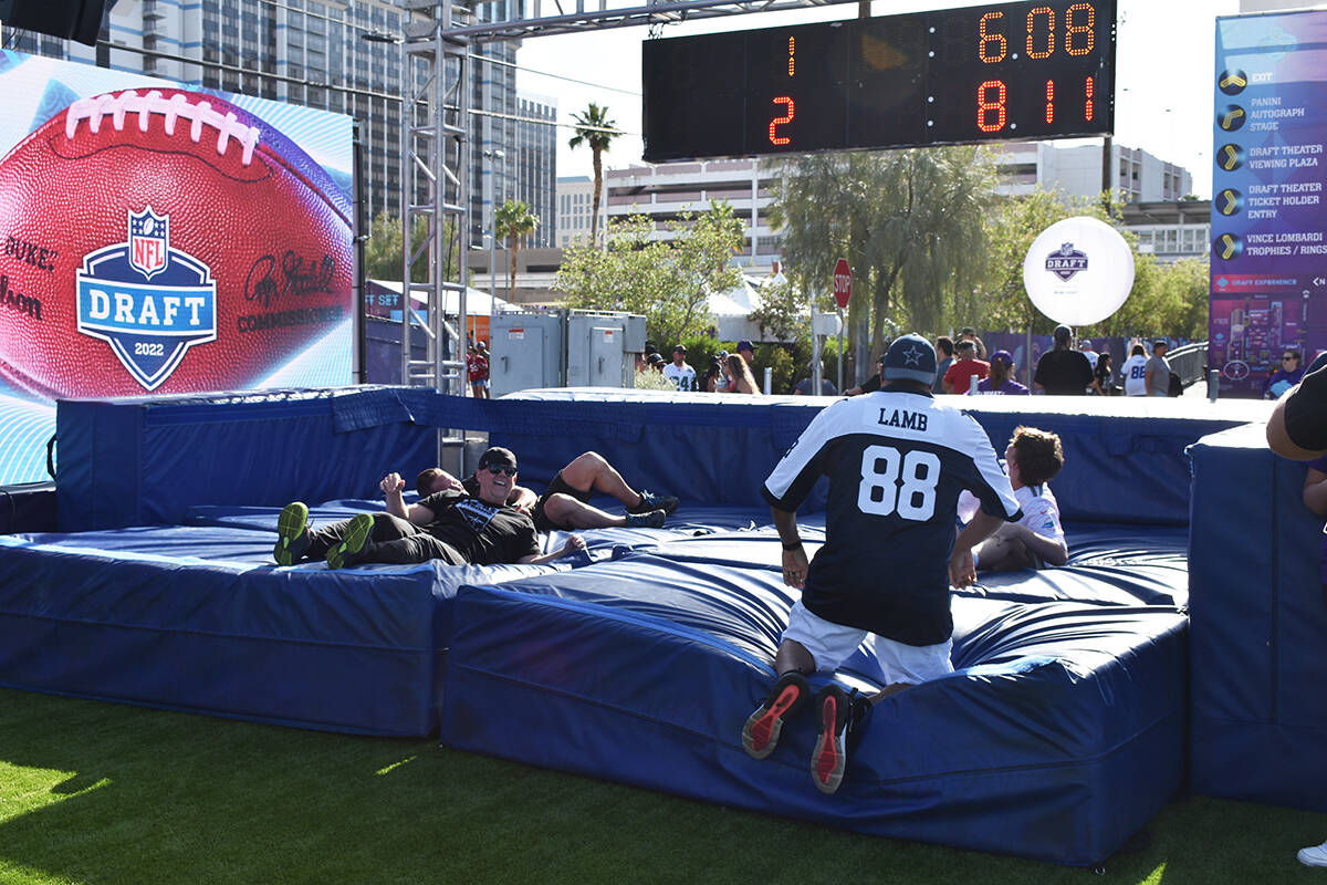 Los aficionados pudieron disfrutar de distintas actividades interactivas durante la “NFL Draf ...