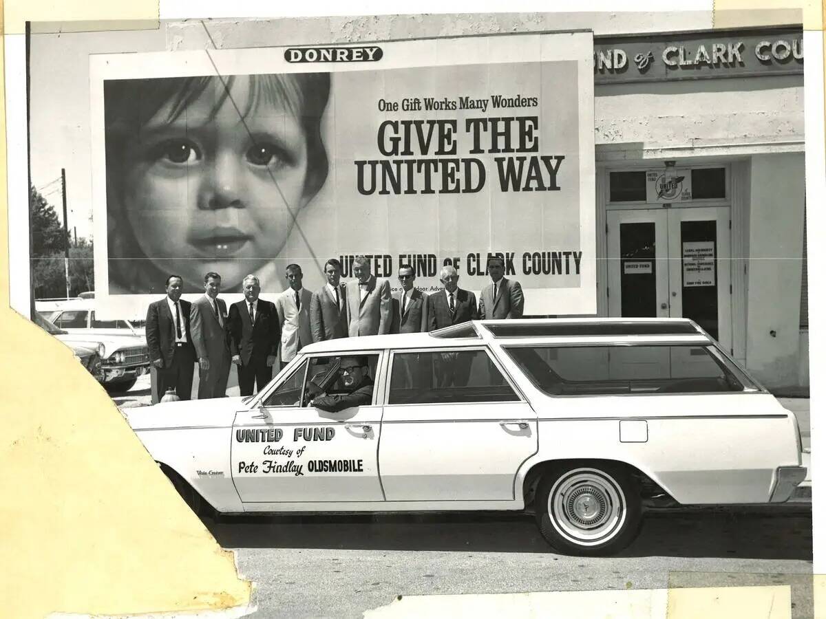 Gente posa para una foto en el exterior de la oficina del United Fund del Condado Clark con un ...