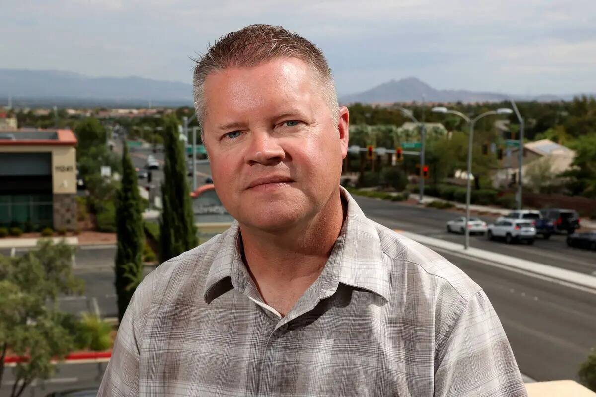 Wayne Dice, enlace del sur de Nevada para el Sindicato de Policía de Nevada, habla con un repo ...