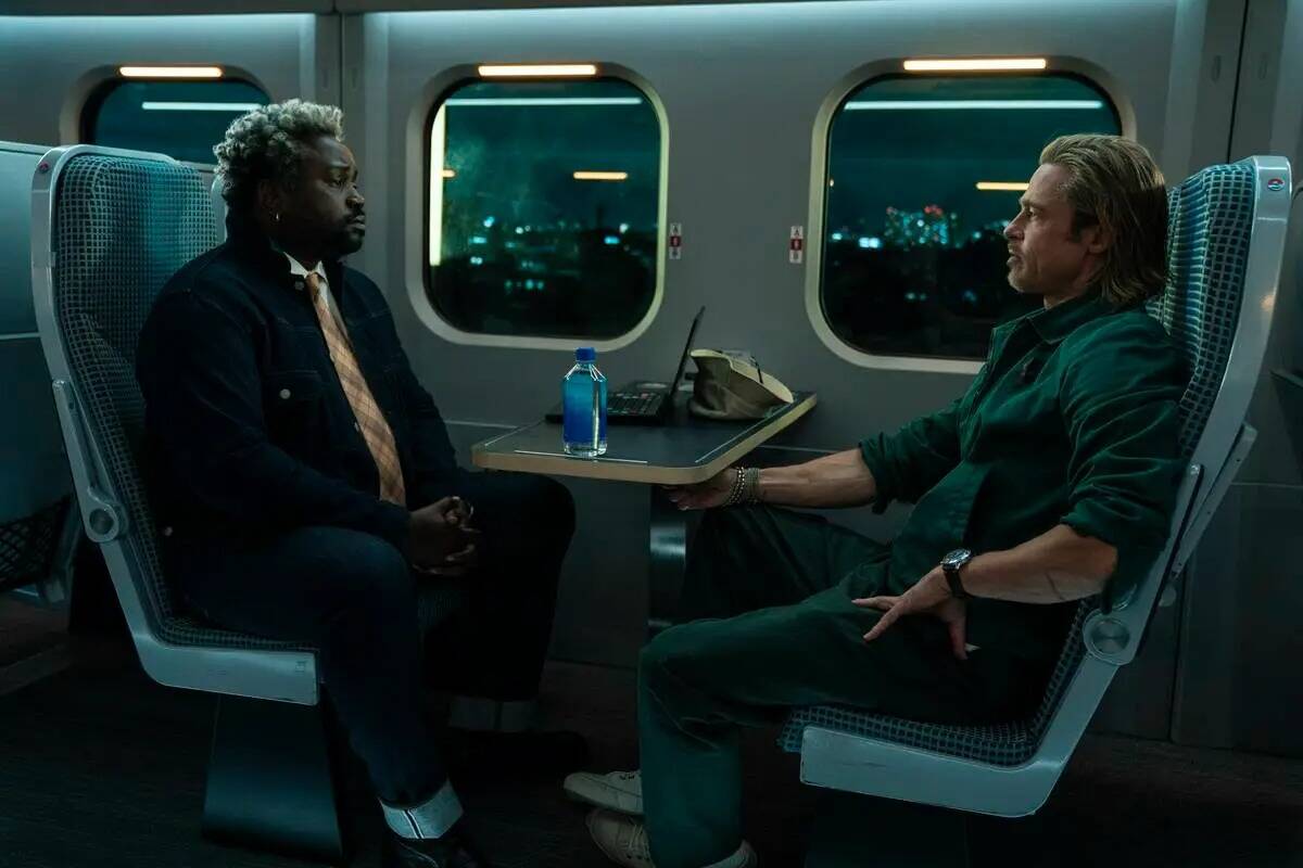 Bryan Tyree Henry, a la izquierda, y Brad Pitt protagonizan "Bullet Train". (Scott Garfield)