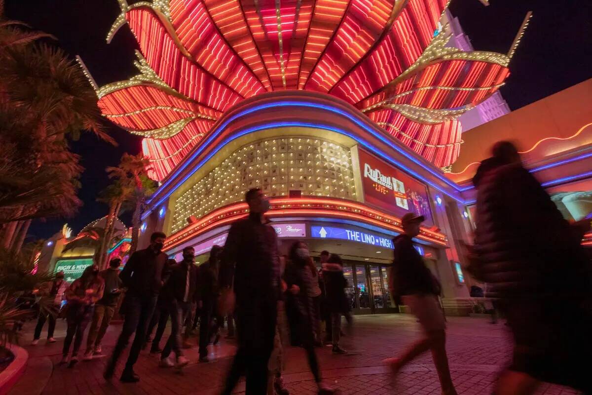 Turistas caminan cerca del casino-hotel Flamingo en el Strip el viernes 27 de noviembre de 2020 ...