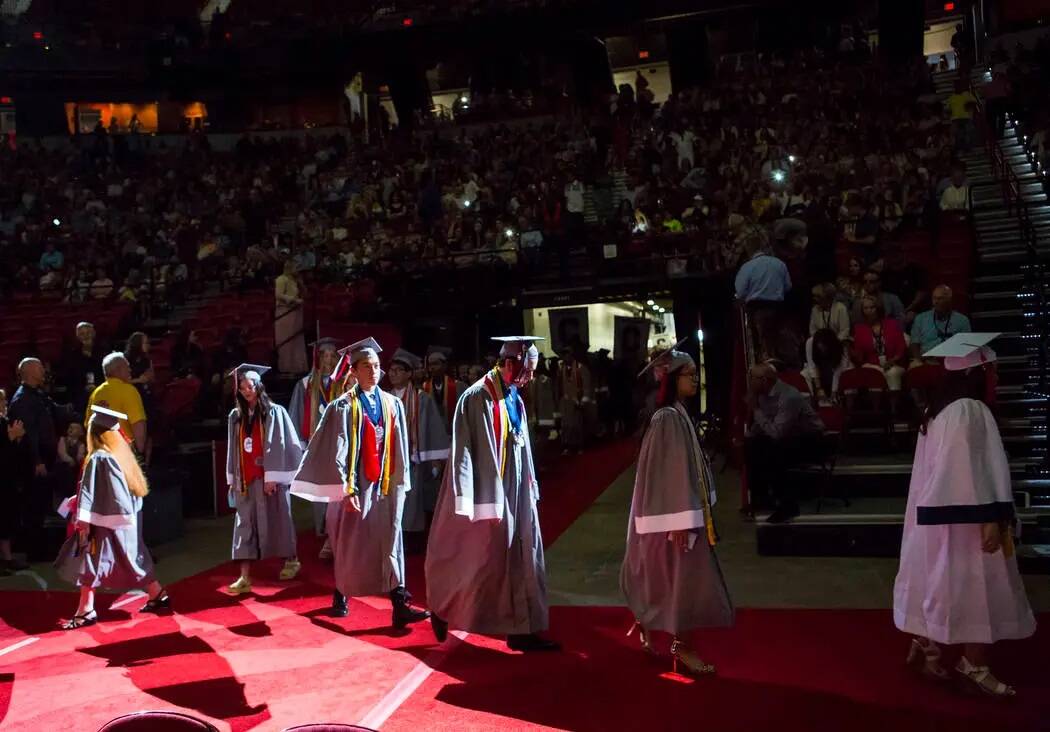 ARCHIVO.- Graduados valedictorians de la escuela Coronado, caminan durante la procesión en su ...