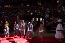 ARCHIVO.- Graduados valedictorians de la escuela Coronado, caminan durante la procesión en su ...