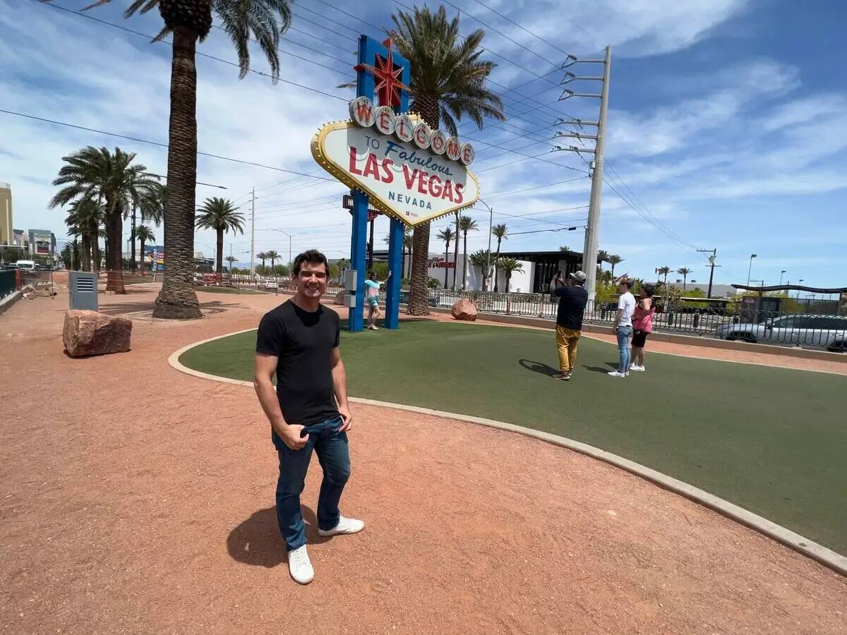 El mago de The Strat, Xavier Mortimer, posa en el letrero Welcome to Fabulous Las Vegas el juev ...