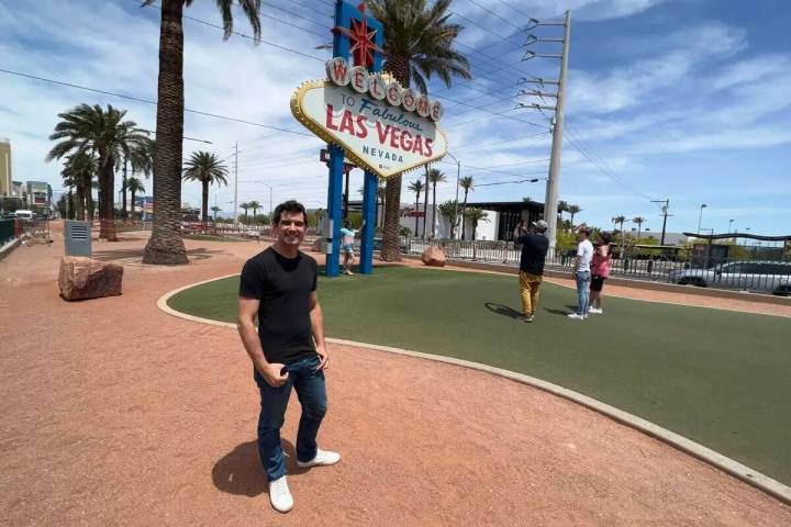 El mago de The Strat, Xavier Mortimer, posa en el letrero Welcome to Fabulous Las Vegas el juev ...