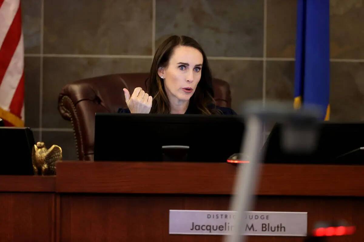 La jueza de distrito del Condado Clark, Jacqueline Bluth, preside el tribunal para la sentencia ...
