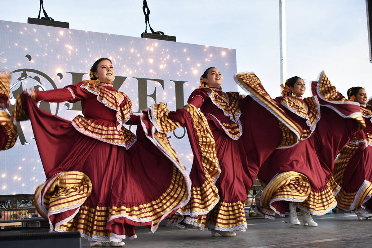 El Ballet Folclórico Izel ofreció distintos bailables típicos de Puebla, México durante el ...