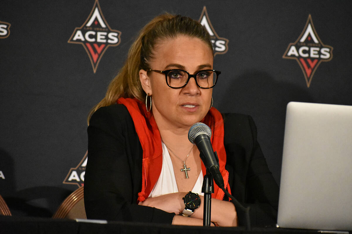 La entrenadora de Las Vegas Aces, Becky Hammon, habla ante los medios de comunicación luego de ...