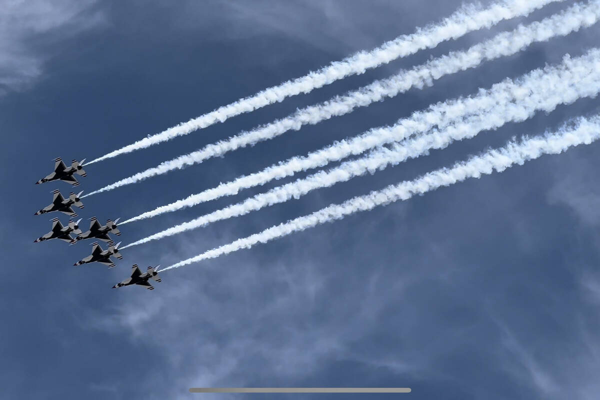 El equipo de la Fuerza Aérea de Estados Unidos, Thunderbirds, vuela sobre el cielo de Las Vega ...