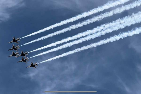 El equipo de la Fuerza Aérea de Estados Unidos, Thunderbirds, vuela sobre el cielo de Las Vega ...