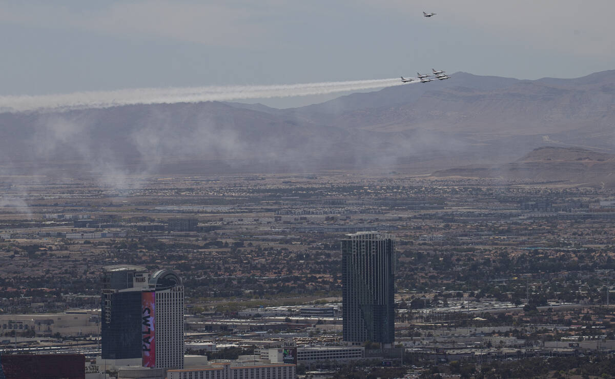 El equipo de la Fuerza Aérea de Estados Unidos, Thunderbirds, vuela sobre la autopusta I-15 en ...
