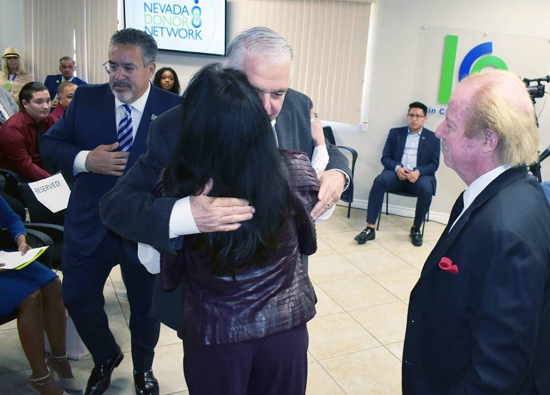 El gobernador de Nevada, Steve Sisolak, abraza de manera solidaria a Carol Jamison, madre de Ja ...
