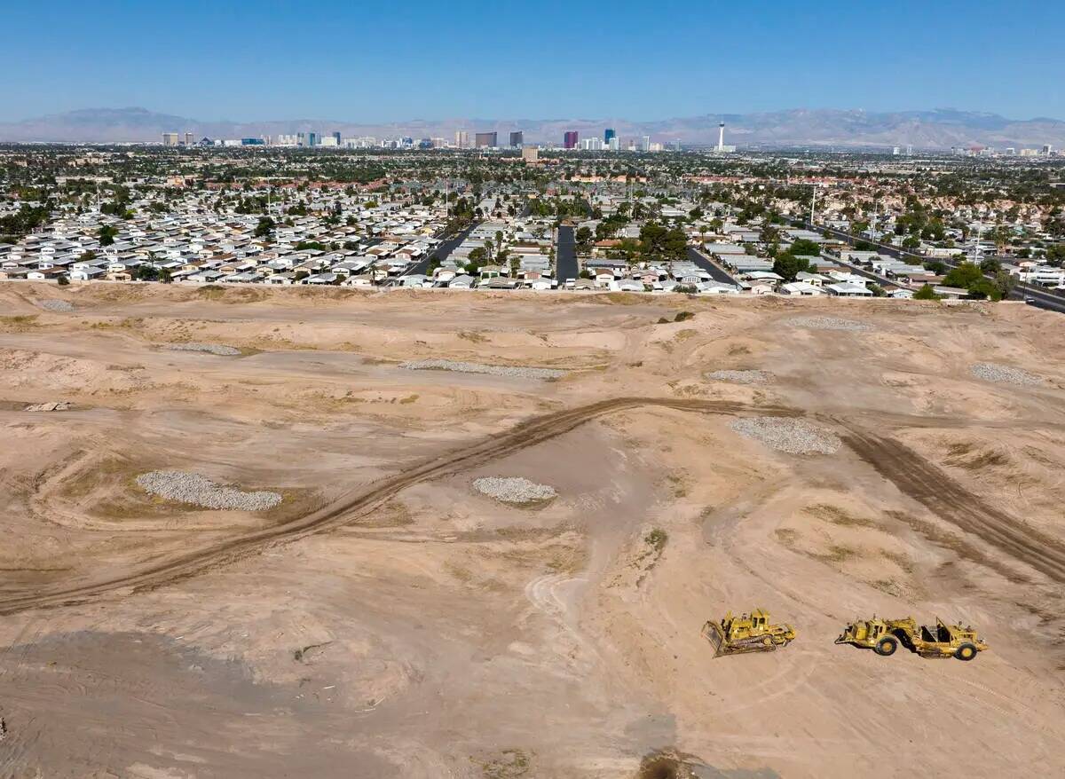 Una fotografía aérea tomada el lunes 9 de mayo de 2022 muestra el sitio de construcción dond ...