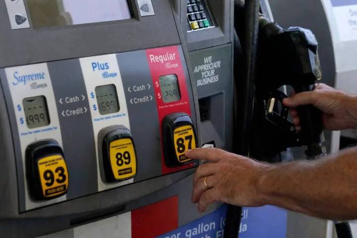 Un cliente echa gasolina en una gasolinera Exxon, el martes 10 de mayo de 2022, en Miami. Los c ...