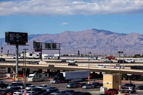 El tránsito se mueve a lo largo de la Autopista U.S. 95 mientras algunos vehículos toman la r ...