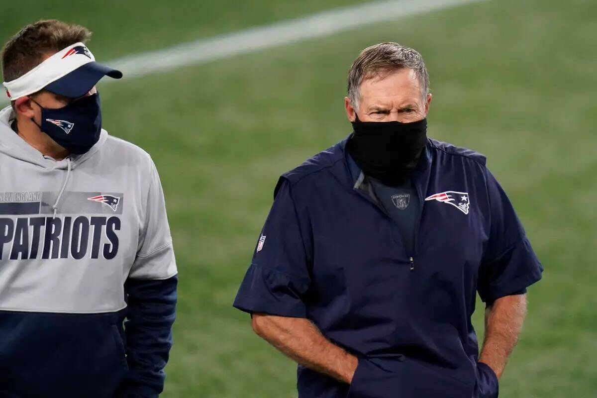 El coordinador ofensivo de los New England Patriots, Josh McDaniels, y el entrenador jefe, Bill ...